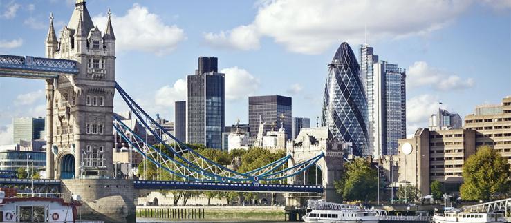 Tower Bridge, Gherkin und der Finanzdistrikt von London, Vereinigtes Königreich