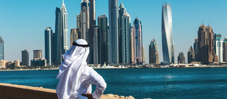 Blick auf die Skyline Dubais über die Küste
