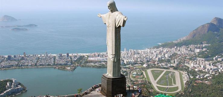 Vista della statua raffigurante Cristo Redentore a Rio de Janeiro