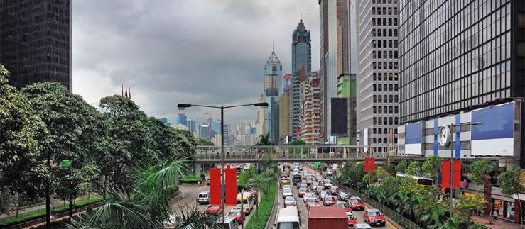 Blick auf eine Strasse in Hongkong