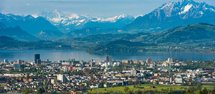 Kanton Zug, Blick auf die Stadt und die Alpen