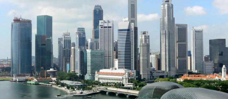 Ein Panoramablick auf ein Geschäftsbezirk in Singapur.
