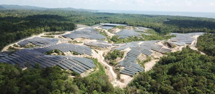 Impianto a energia solare nella foresta pluviale in Borneo
