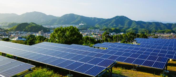 Solarpanels in ländlichem Gebiet in Japan
