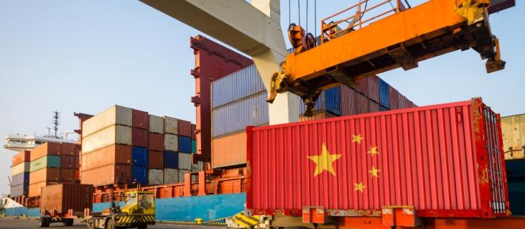 Container cinese con bandiera Repubblica popolare cinese al porto