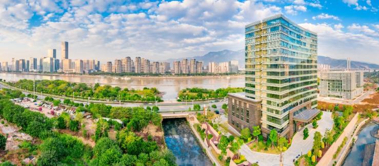 Scenario urbano su entrambe le rive del minjiang river, città di fuzhou, provincia di fujian, Cina