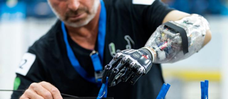 Wissenschaftler bei der Arbeit mit einer Roboterhand.