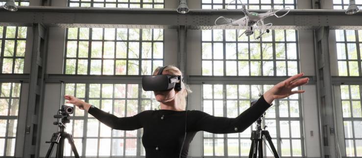 Frau mit VR-Brille und Drohne