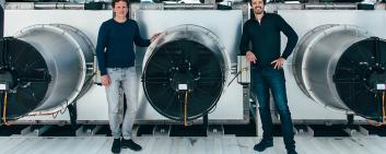 Die Climeworks-Gründer Christoph Gebald (links) und Jan Wurzbacher (rechts) vor ihrer Anlage in der Schweiz. Bild: Climeworks