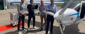Thomas Kruzler (CEO People's AirGroup), Tranquillo Barnetta (former Swiss national football player), Morell Westermann (futurologist, aviation expert and e-flight pioneer) and Stefano Garbin (CEO SAK) commission the first charging station for electric aircraft in the Eastern Switzerland region. 