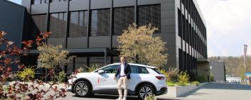 Marco Killer, owner and chairman of the board of directors of Killer Interior AG, with the Audi Q4 e-tron in front of the company's headquarters in Lupfig. Image provided by AMAG