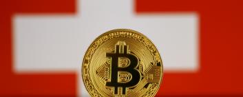 Versión física de bitcoin y bandera suiza. 