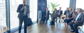 An der Eröffnungsveranstaltung: Christof Klöpper, CEO von Basel Area Business & Innovation, spricht, während John V. Oyler, CEO von BeiGene, aufmerksam zuhört.
