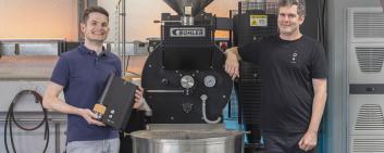 Michael Blatter with the Sample Roaster from Ikawa and Andrew Stordy next to the RoastMaster 20 from Bühler. 