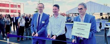 Michael Quirmbach, CEO, Yvan Liard, Managing Director of the Fribourg site, and Olivier Curty, President of the Fribourg Cantonal Government and Minister of Economic Affairs, cutting the ribbon.