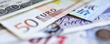 Billets de banque en dollars, euros et autres monnaies