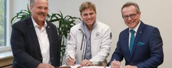 They sealed the strategic partnership on Artificial Intelligence: Bruno Studer, Head of Department Applied Future Technologies at the FH Graubünden, Pascal Kaufmann, President of the Mindfire Foundation, Jürg Kessler, Rector of the FH.