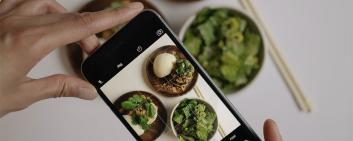 An artificial intelligence-based app analyzes photographed meals and drinks. 