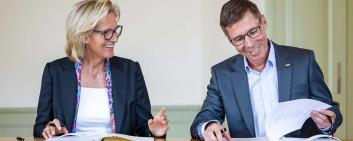Sabine Keller-​Busse, President UBS Switzerland, and Joël Mesot, President ETH, sign the contracts for the strategic partnership. 