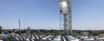 セメックス社とシンヘリオン社は、スペインのImdea Eneryg Research Instituteに設置されたソーラータワーを活用し世界初ソーラークリンカーを製造しました。©Synhelion