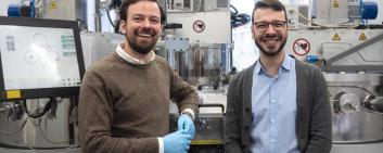 CEO Moritz Futscher und CTO Abdessalem Aribia (von links) haben mit ihrer Dünnschichtfestkörperbatterie einen Nachfolger für die Lithium-Ionen-Akku-Technologie entwickelt. Bild: Empa