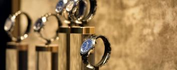 Luxuriöse Uhren in Schaufenster