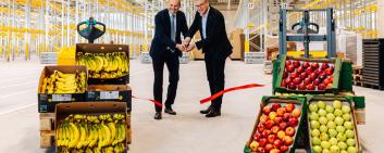Max Vögeli, Mayor of Weinfelden, and Torsten Friedrich, CEO Lidl Switzerland, open the new logistics building.