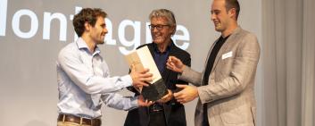 Die beiden Co-Geschäftsführer von Timbaer, Andreas Dobler und Dano Waldburger, nehmen den Prix Montagne 2021 von Jurypräsident Bernhard Russi entgegen. 