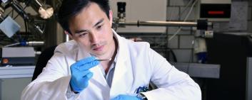 Empa researcher Fei Pan is working on a membrane made of nanofibers that  independently releases medication in the event of inflammation.