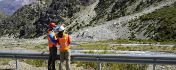Zwei Ingenieure blicken auf die chilenischen Berge