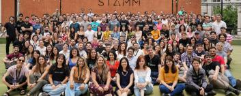 Fondée en 2016 en Argentine, Stämm, qui compte désormais une équipe de plus de 200 personnes à Buenos Aires et à San Francisco, est spécialisée dans l’exploitation de solutions inspirées par la nature et guidées par les données pour révolutionner les bioprocédés.