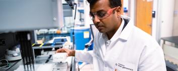 Sunny Jain, CEO de Sun Genomics, dans le laboratoire.