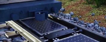Les panneaux photovoltaïques peuvent être installés et retirés mécaniquement entre les rails pour des travaux de maintenance des voies ferroviaires.