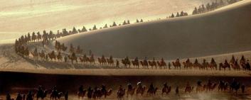 Una carovana di cammelli nel deserto
