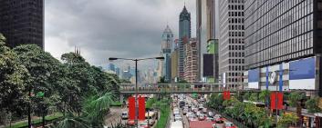 Blick auf eine Strasse in Hongkong