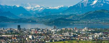 Cantón de Zug, vista hacia la ciudad y Los Alpes 