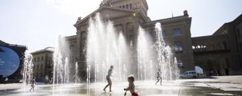  Des enfants jouent devant le Palais fédéral de Berne.