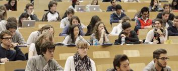 Estudantes universitários prestam atenção a uma palestra.