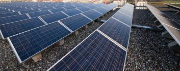 Impianti solari installati su un tetto.