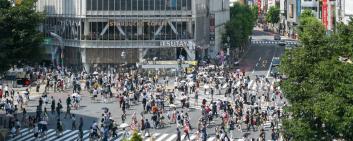 Eine Strassenkreuzung in Japan mit vielen Menschen.