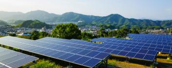 Solarpanels in ländlichem Gebiet in Japan