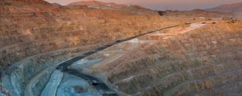 Blick von oben auf einen Kupfertagebau in Peru