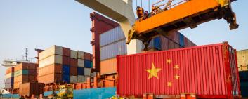 Container cinese con bandiera Repubblica popolare cinese al porto