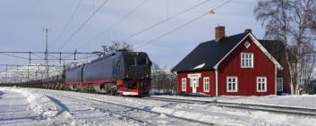 Schwedische Zug auf verschneiten Gleisen