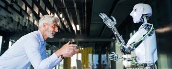 Geschäftsmann und Wissenschaftler mit einem Roboter 
