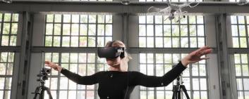 Femme avec lunettes de réalité virtuelle et drone